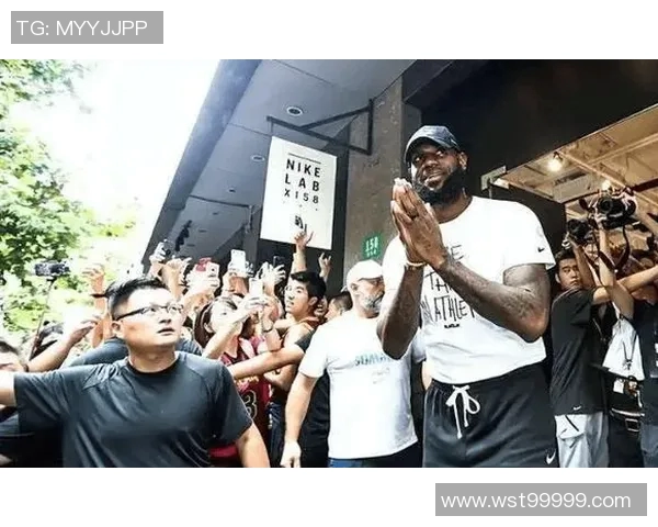 勒布朗-詹姆斯现身公益活动，传递正能量